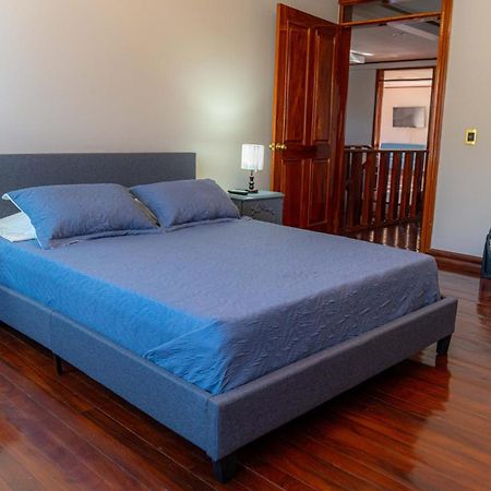 Casa Familiar La Tortuga Bed & Breakfast Ередия Екстериор снимка