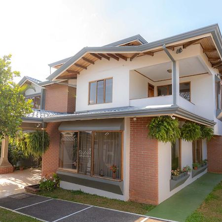 Casa Familiar La Tortuga Bed & Breakfast Ередия Екстериор снимка